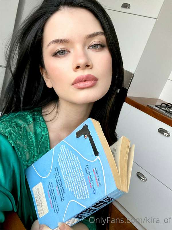 Read a book or cook some food? 🍆🍌🍑Diet makes me crazy 🙈