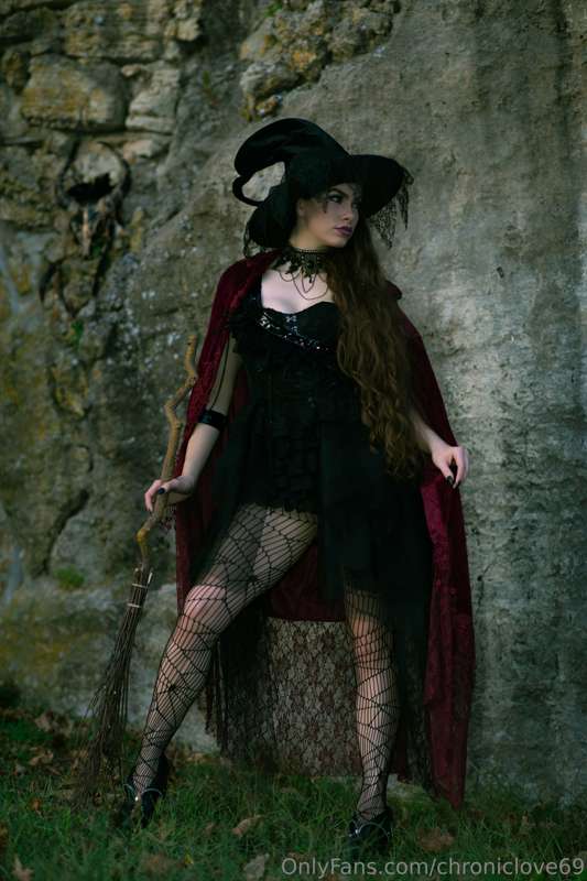 Witchy Woman 
See how high she flies 🧙‍♀️🧹🧹 1