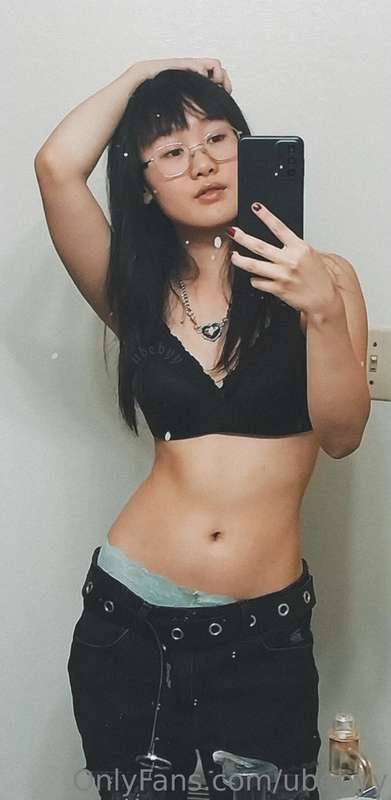 Love all black with a pop of color ^^ 2