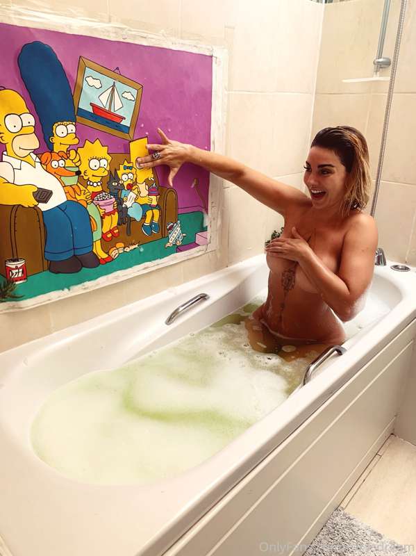 Who wants to have a fun bathtub session with me 😍
Sorry for .. 4