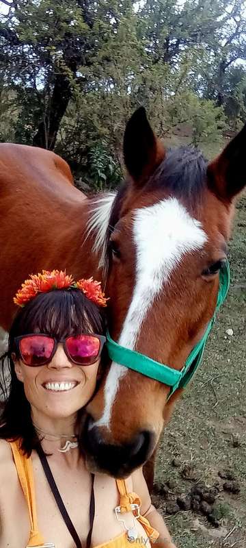 Auro & Yo Siempre agradecido cuando le traigo flores campani..