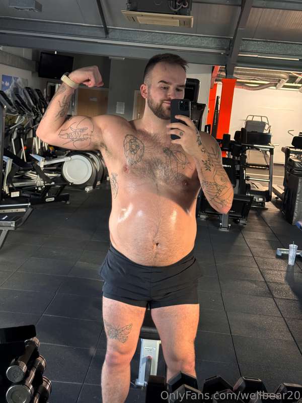 Sweaty post gym photoshoot 🫃🏻🥵 6