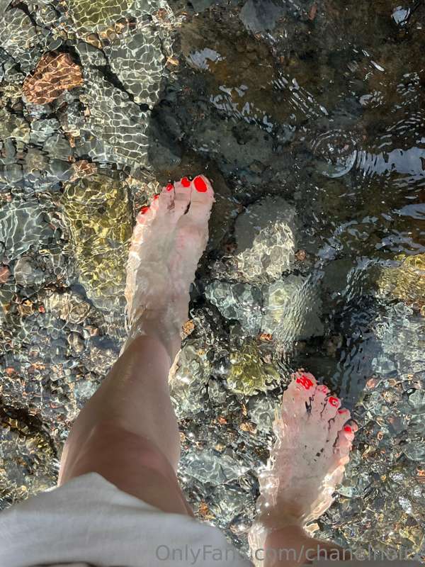 Some feet pics for you feet lovers 😏 8