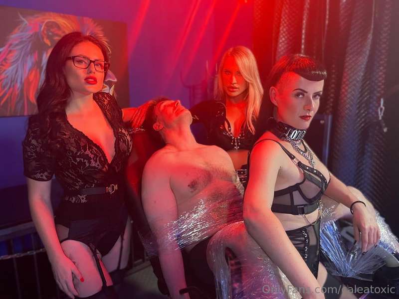 Film shoot with Lady Blackdiamoond and Missy van Licks in my.. 1
