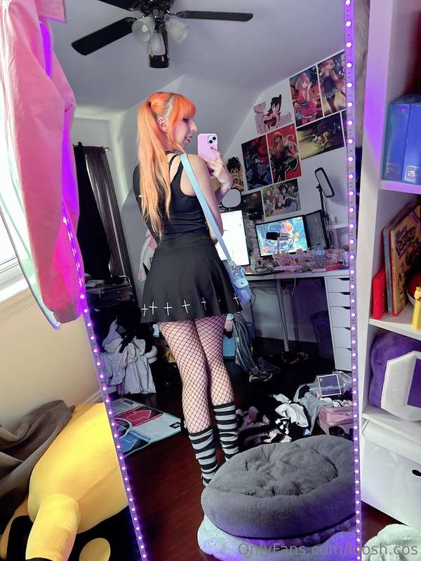 Going to a concert tonight, how do you like my outfit? 💖  PS.. 2
