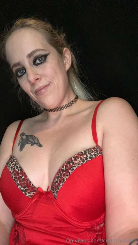 Red outfit (; 1