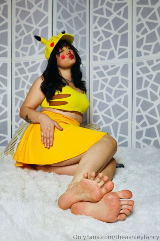 Pikachu bare feet 💛