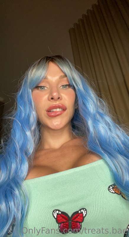 Feeling some type of way with my blue hair - do we like it? ..