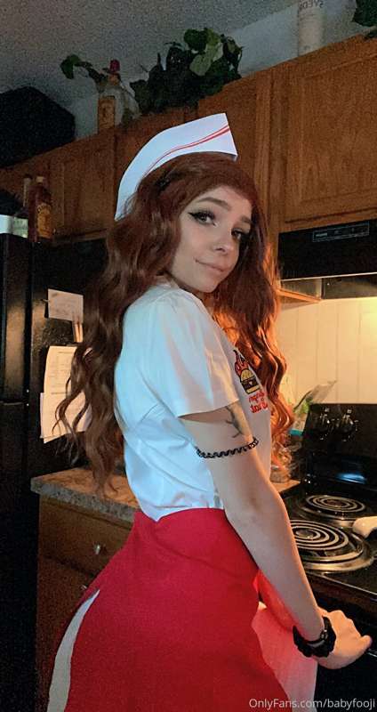 Don’t forget to tip your waitress 🍔🙈🖤 which kind of tip woul.. 26