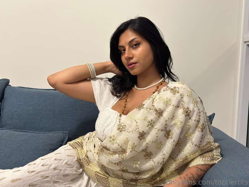 Desi Girlfriend's Secret Desire: SFW Photo Set 1

Model: @th.. 1