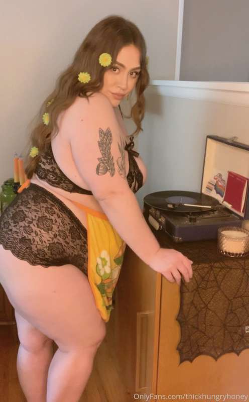 POV:
*pt 1*
I’m your very *hippie* housewife! 
We love all t.. 19
