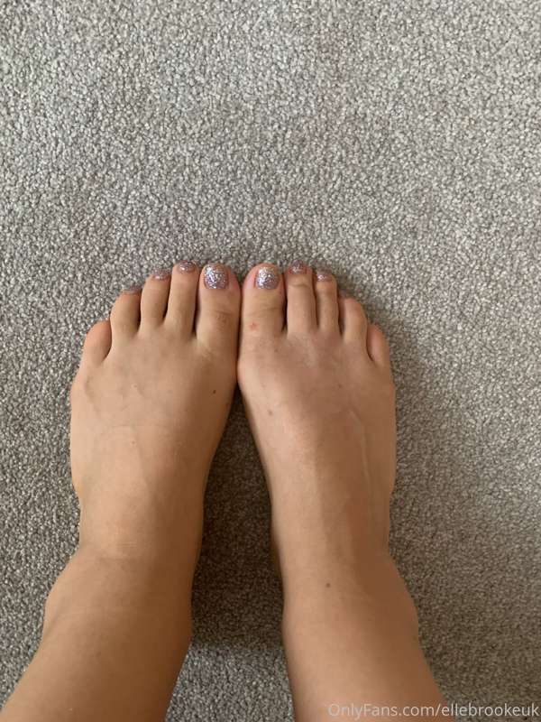 Do you like my new pedicure? I’ve oiled my feet up for you s..