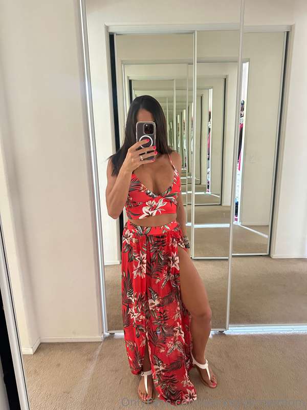 Leaving for Hawaii soon. What do we think about my outfit ch..