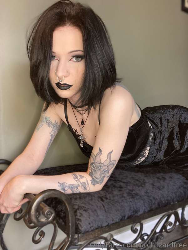 Velvet outfit on a velvet bench. I will slip my panties to t.. 8