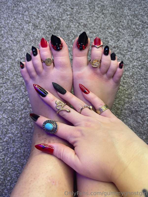Shiny feet with toe rings 🥰 2