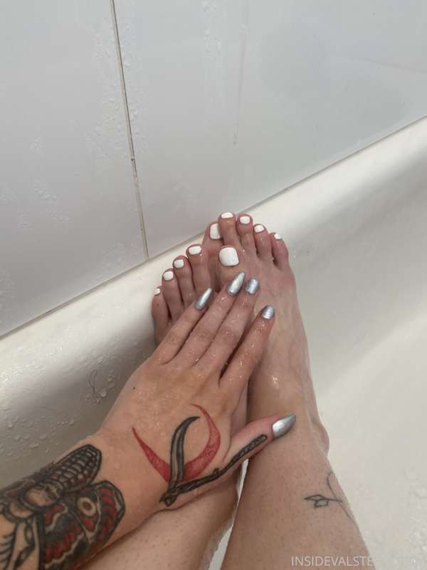 fresh nails :-) y’all wanted more feet? i will supply more f..