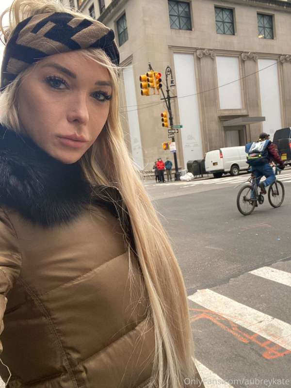 Having fun exploring nyc 🖤 Happy Friday!