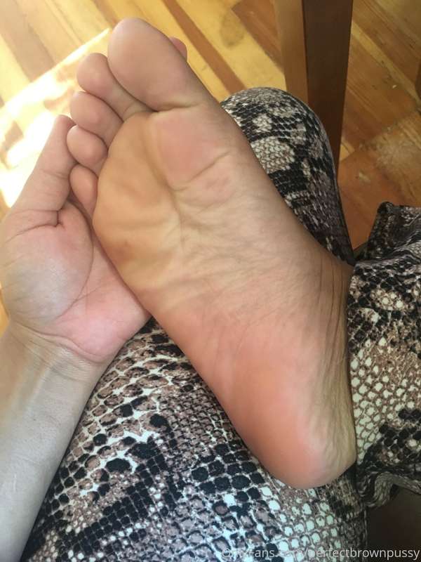 Just gave myself a 3 hour long pedicure and now my feet look.. 4