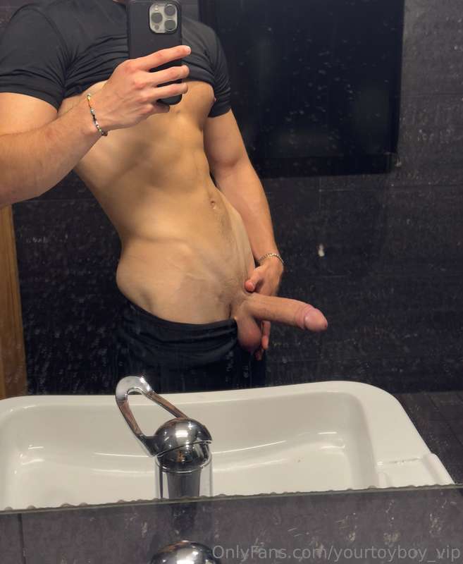 U rather suck me off before or after my workout?💦😈 (swipe to.. 5