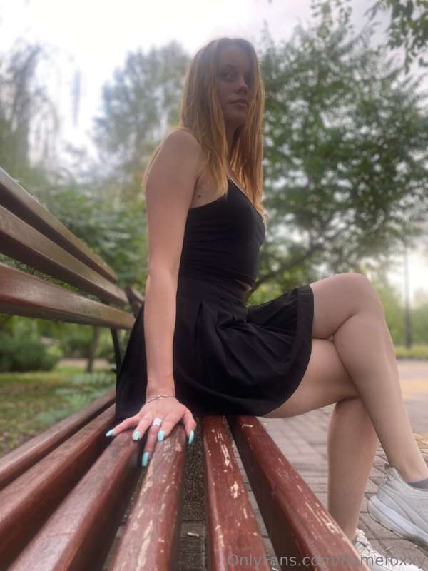 It's so hot in here, I thought I'd sit down💕💕