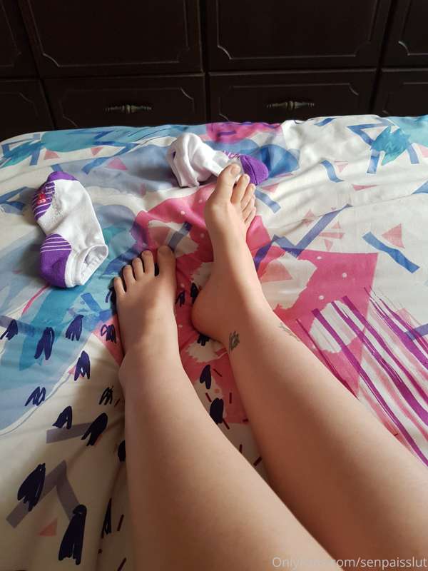 Do you like watching me take off my sports socks? 🙈 I bet yo.. 3
