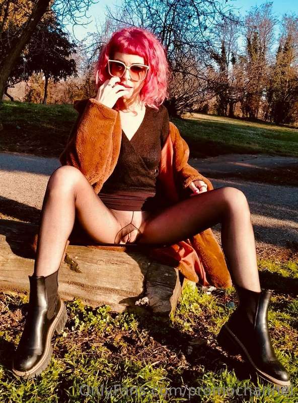 👄 @cherrycinica sono una milfetta eclettica dai capelli rosa..