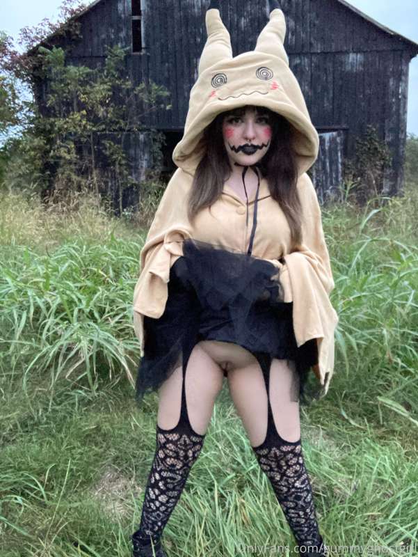 A wild mimikyu has appeared! What will you do? 🖤 2