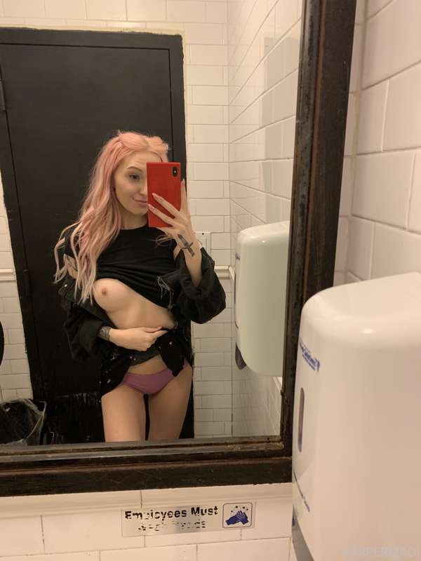 i always take nudes in the baffroom! 🐥 1