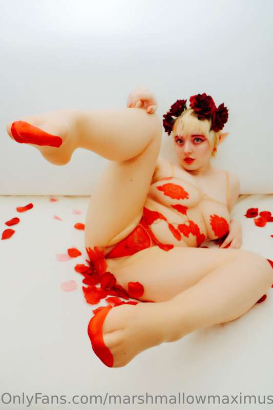 Throwback to this rosy look ❤️🌹

Happy Valentine’s Day!

Sen.. 14