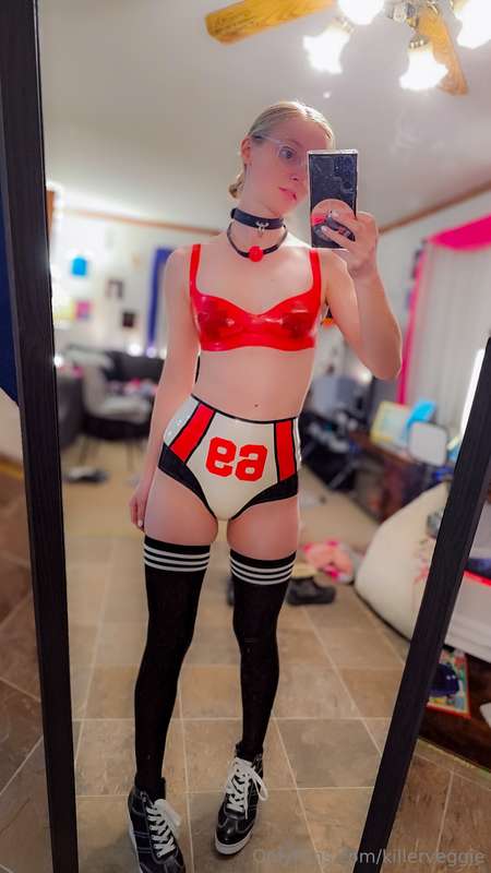 My latex outfit for exxxotica arrived!! Your the first to se.. 8