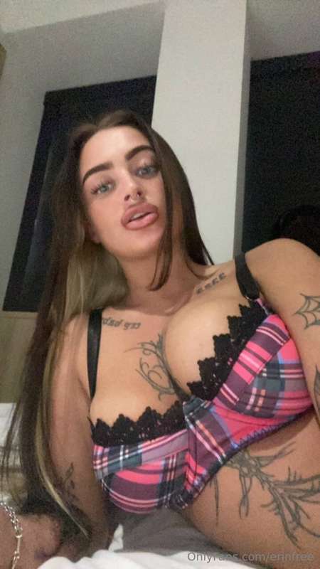 pretty face, pretty tits ;)