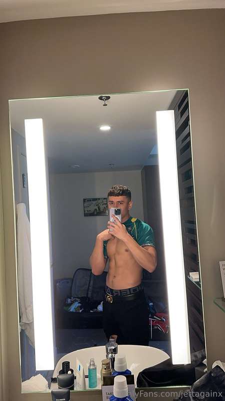 After a long night of looking sexy as fuck, wish I had a cut.. 5