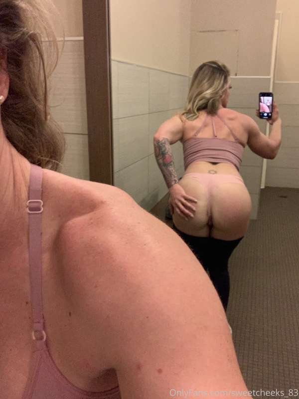 Gym selfies for you. I know you want this hot sexy toned mil.. 2