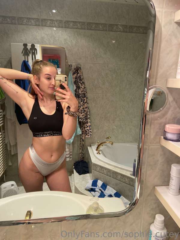 I cleaned my mirror just for this pic, so you can see my roo..