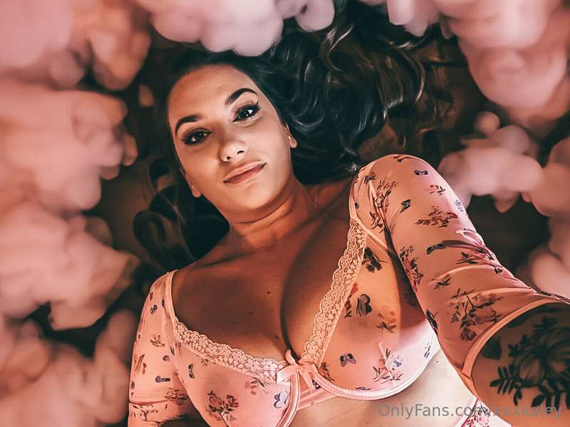 Hi💕 come chat with me babe. My dms are open.