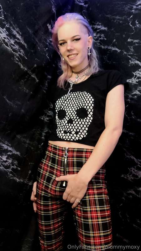 Punk mommy gets creamy for you