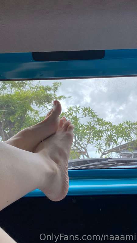 I think the curves of the feet are very attractive 😍✨💖✨