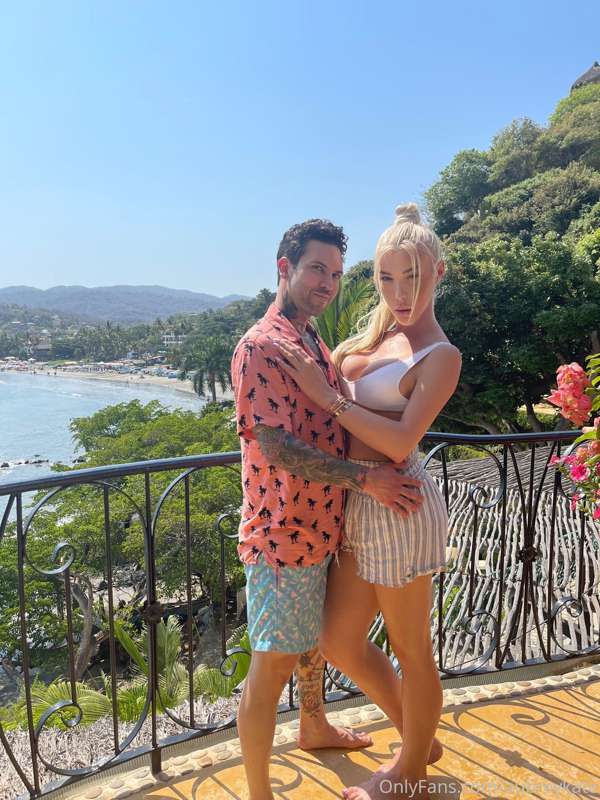 Happy Saturday!! Having so much fun in Mexico with @smallhan..