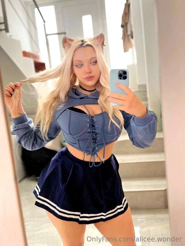 Hi 😘 Do you like my outfit? I think that kitty looks very pl..