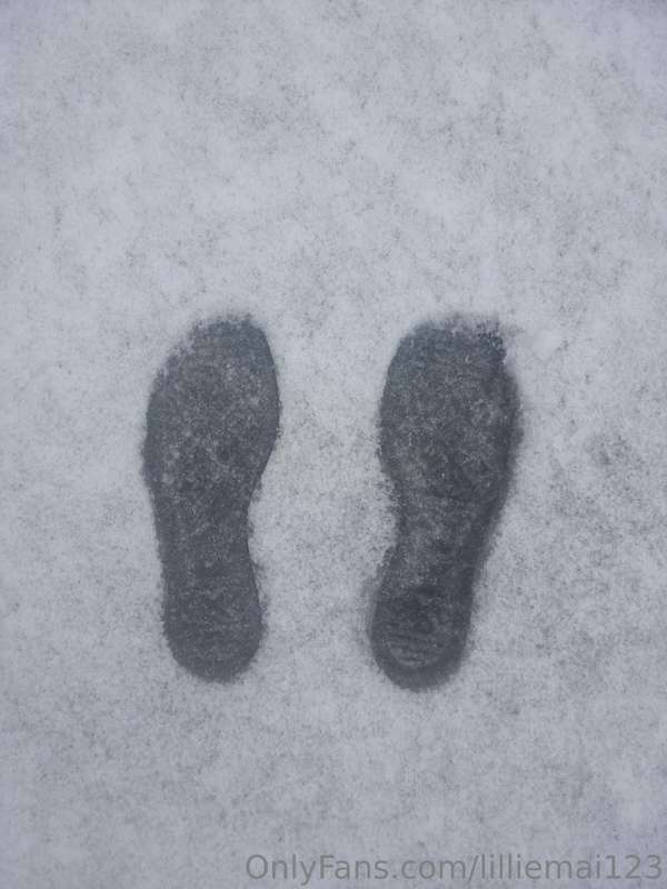 Giantess footprints in the snow 🤍