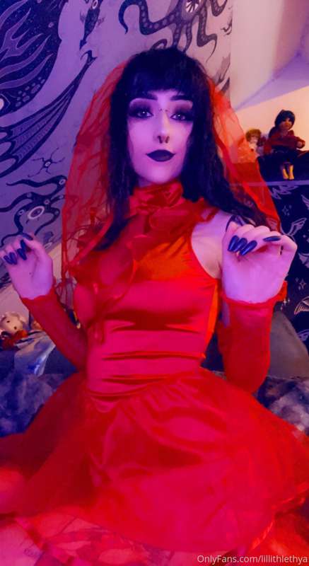 💦❤️ Lydia Deetz needs help taking the dress off ❤️💦 25