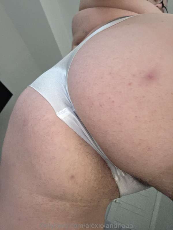 I miss feeling a tongue between these cheeks 🍑