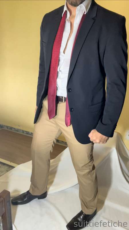 Cada vez me dá mais vontade de vestir roupa social. Gozo fác.. 25