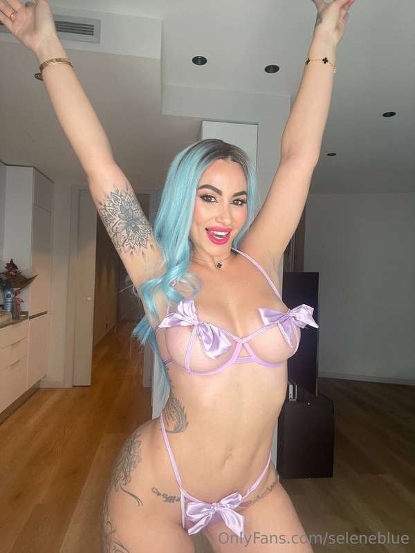 Hands up if you’re horny 😜😜😜