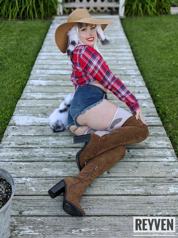 HOWDY PARDNER, milk me! 

GIMME MOOOOO-NEEYYYY