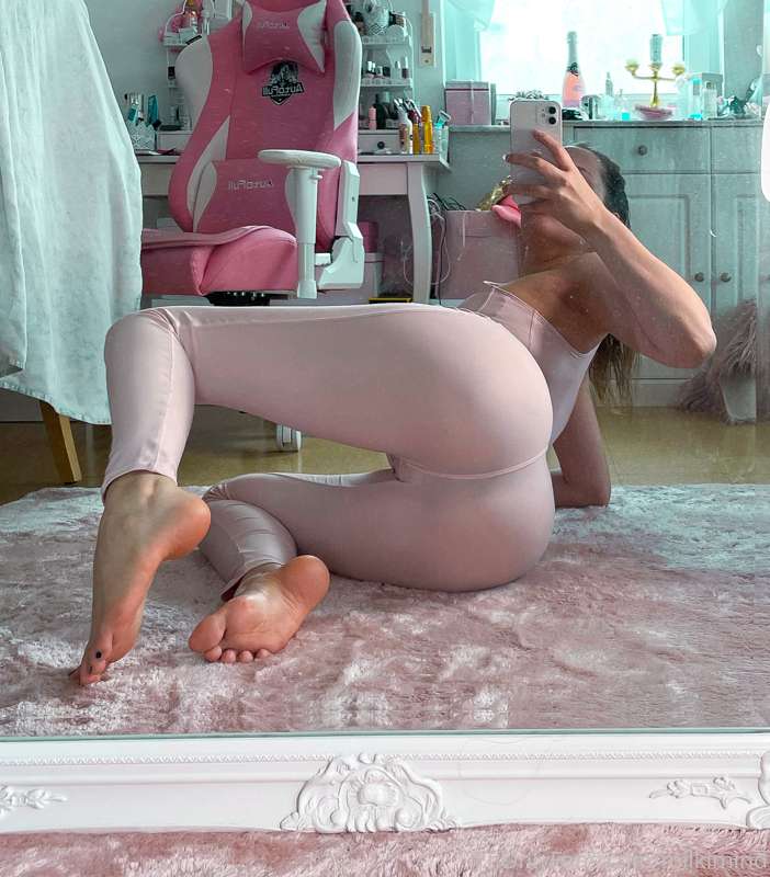Wanna help me with my booty training ? 🥵 Okay lets be real g..