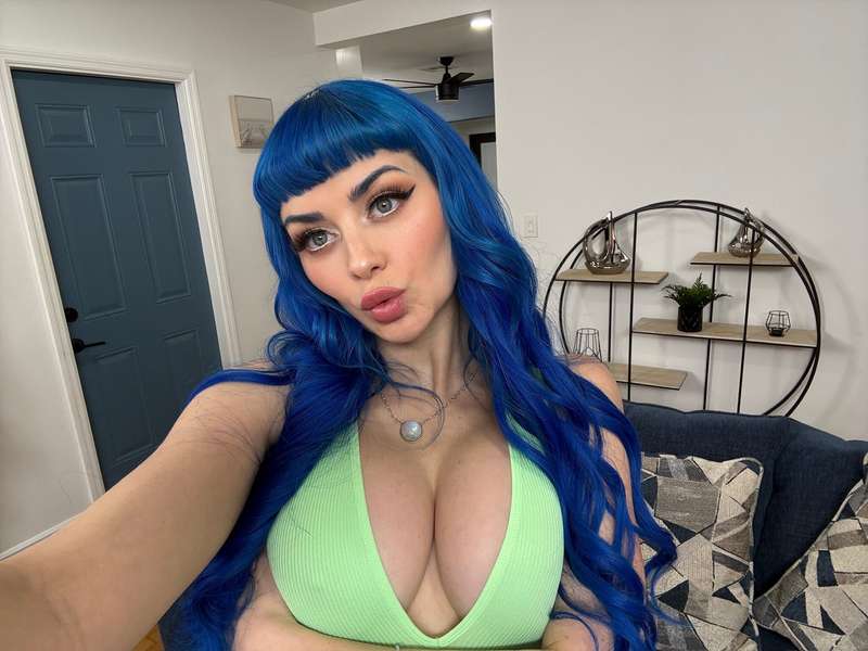 Lil selfie from set today 💙😇 2