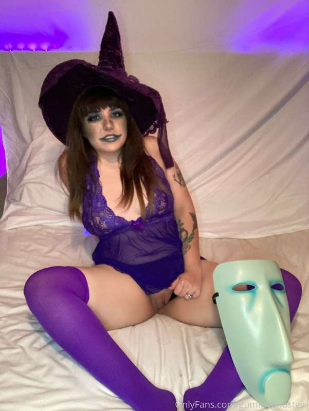 Wanna help me kidn@p the Sandy Claws? 😈 10