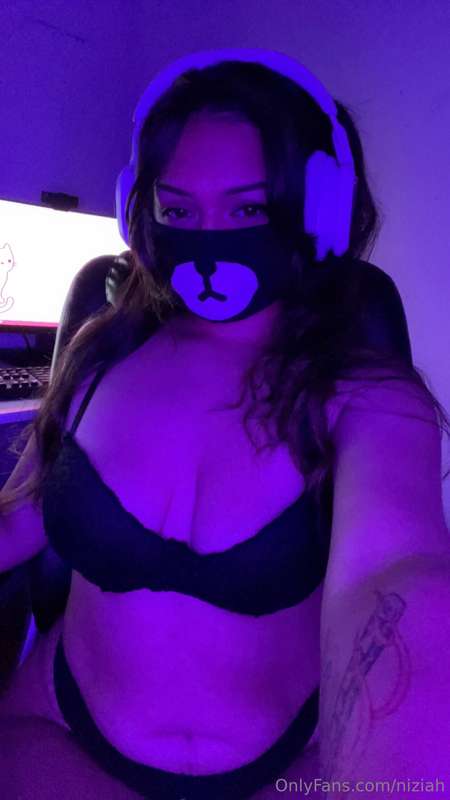 come play with me? 🥺 👉🏽👈🏽