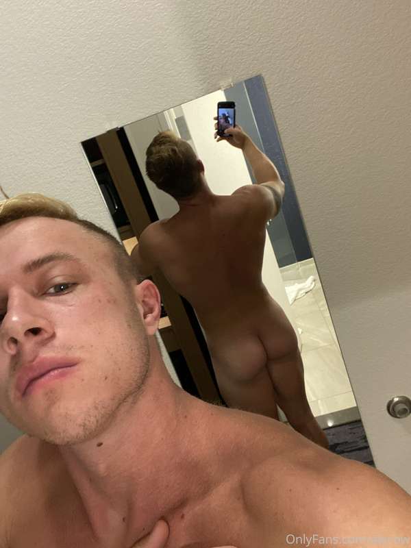 Here’s a few photos from the hotel room this morning 😜🍆 2